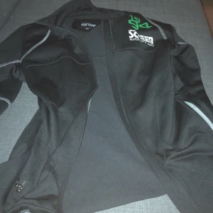 Arbetsjacka/kofta  - Bekväm jacka/kofta att ha på jobbet, med text och tryck 