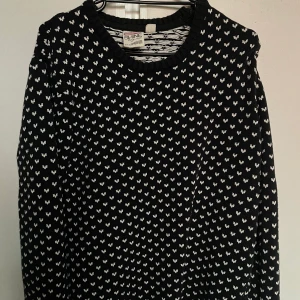 Stickad tröja - Säljer nu denna stickade tröja då den inte kommer till användning. Den är ganska tung men tät/tjock.  Den är i bra skick och har tre st knappar på ena axeln och är mer mörkblå än i bilderna 🤍 Hör av dig för fler bilder eller övriga frågor!