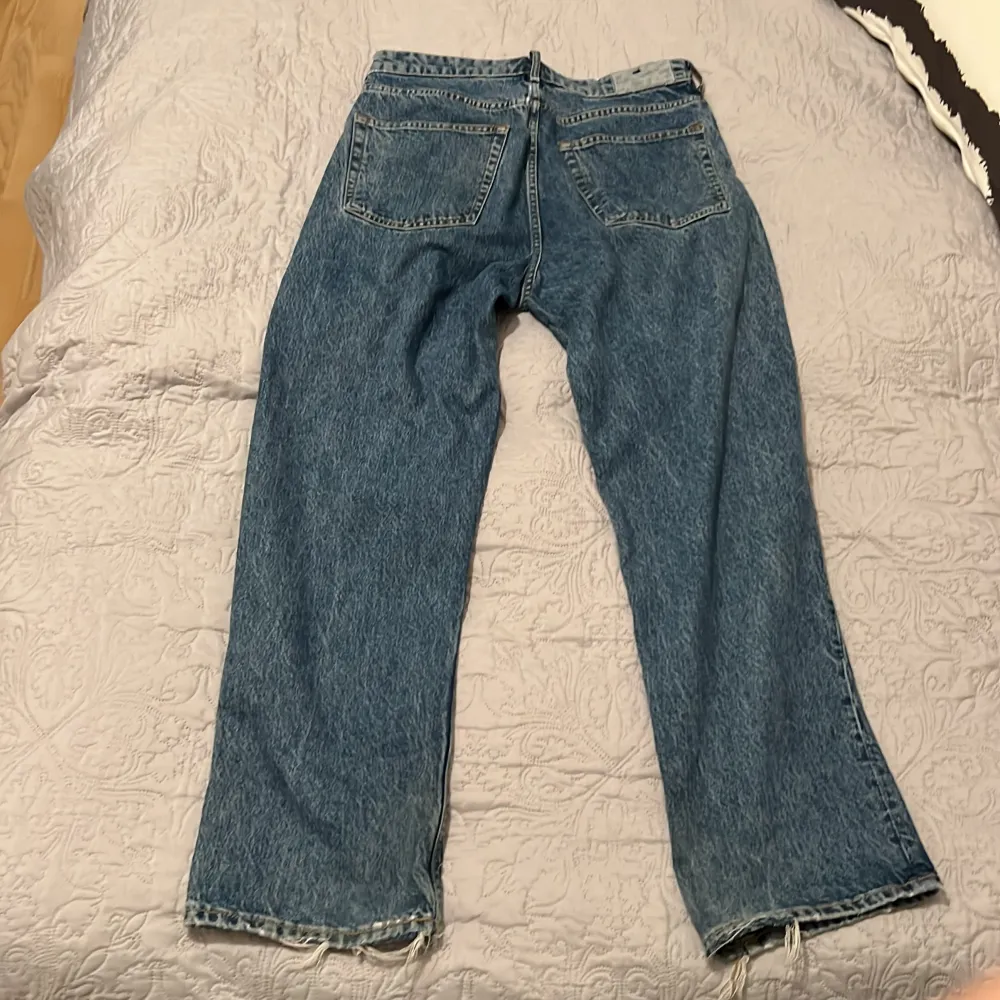 Jag säljer mina KARVE jeans loose fit för 600kr eller högst bjudande (nypris 1100kr). Kan gå ner i pris vid snabb affär . Jeans & Byxor.