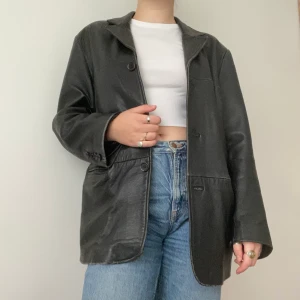 Svart Vintage Läderjacka - Oversized svart skinnjacka köpt från humana. Den perfekta höstjackan! Har en lagning bak (se bild 3). Annars i bra skick!