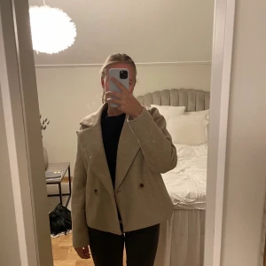 Kort kappa  - Säljer denna superfina kappa från vila. Superfin till hösten. Skriv privat för fler bilder.