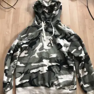 Grå kamouflage hoodie från everlast