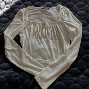 Vit långärmad topp  - Använd 2-3 gånger. Lika bra skick som när jag köpte den. 