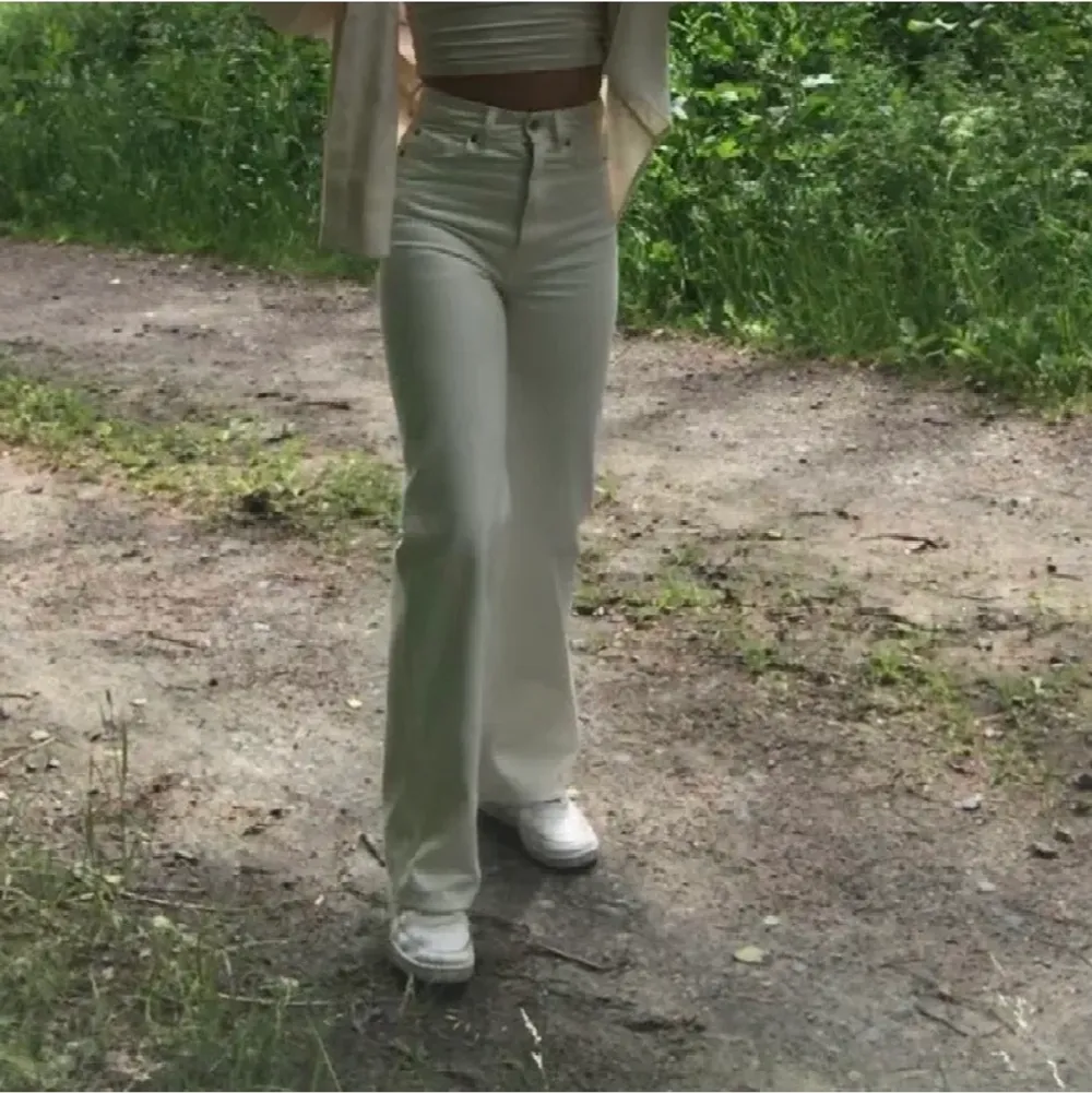 Vita jeans från hm i modellen wide och high waist. Byxorna är i storlek 36 och jag är 170 cm (byxorna går lite mot det krämvita hållet). Jeans & Byxor.