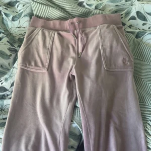 Juicy byxor  - säljer mina juicy couture byxor i storlek M, endast använda några få gånger, 1000+frakt men pris kan diskuteras. 