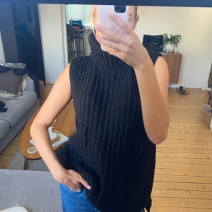 Stickad polotröja - Svart stickad polotröja utan ärmar! Jättebra skick! 