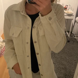 Beige jacka - Jag säljer nu min beigea superfina Manchester jacka. Den är rätt tunn så mer meningen att bara ha över nånting💕den är aldrig använd så superskick!💕kontakta mig vid fler frågor!