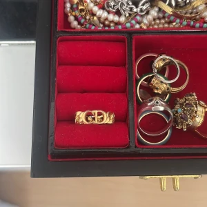 Dior ring  - Funderar på att sälja min fina Dior ring!! tappat färg men inte nått man tänker så mycket på och kan putsas. Äkta! nypris 3700 kr. 