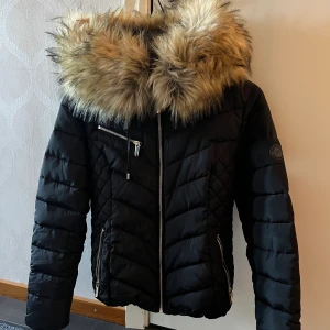 Roco baroco jacka - Fin och varm jacka, dock har jag satt över en svart lapp inuti jacka för att täcka mitt namn som stått i den , men inget som syns när jackan är på! Strl xs