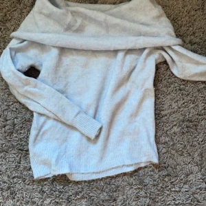 offshoulder - en ljusblå skitmysig offshoulder stickad tröja🤍 knappt använd men köpt för några år sedan🫶🏼🍂