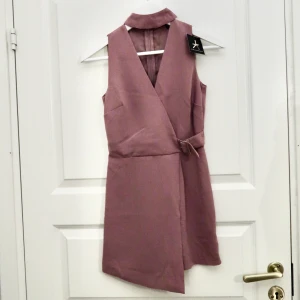 Helt ny short dress - Helt oanvänd (med etikett) short dress. Mycket fint material, storlek XS. Fraktsätt kan diskuteras. 