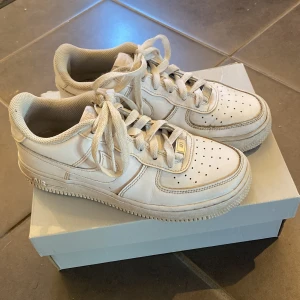 Vita air forces  - Vita airforces som är äkta  Kan mötas upp eller posta (obs köparen står för frakten) Skorna tvättats innan   Inte creasade 