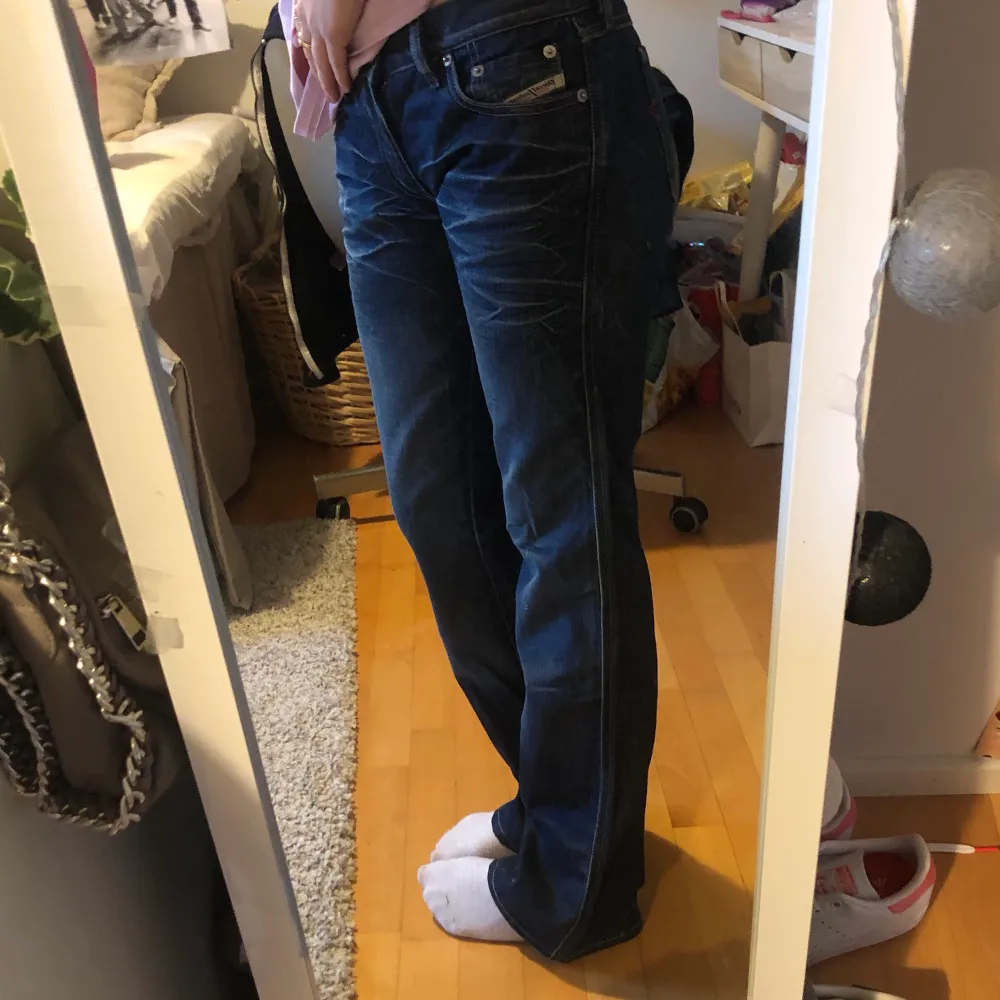 Säljer för att dom är för små. Lågmidjade. Står inte nån storlekslapp men jag brukar ha Xs/34. Priset kan diskuteras. Jeans & Byxor.