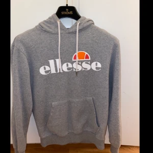 Ellesse tjocktröja med luva  - Ellesse kofta med luva, färgen grå. Väldigt bra skick har använt den 7 gånger.