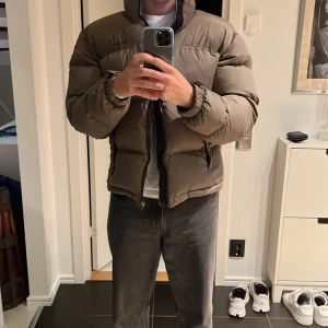 Olaf hussein puffer jacka - Puffer jacka från olaf hussein, köpt för 2 600 kr. Stl xs men passar som s. Inga skador utom de lilla ”hålet” på ryggen men går säkert o lösa genom att rita över det för att dölja. 