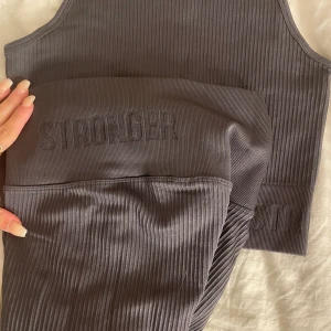 Stronger träningstights - Superfina men kommer knappt t användning samt rensar garderoben, använd endast 1-2 gånger, så gott som nya desamma gäller sporttoppen, 250kr för båda 