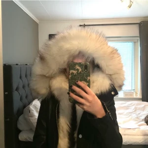 Vinter kappa jacka päls River Island  - En supergo vinterjacka med varm päls (inte äkta ofc) som du inte kan frysa i! 🫶🏼 den är så gott som ny, hängt i garderoben i 2 år och tyvärr kommer den inte till användning. Den är svart med skinndetaljer och stor luva. Hör av dig om du undrar något 🥰