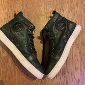 Christian Louboutin  - Sjukt fräscha Christian Louboutins i storlek 40 Passar även 41 och 42 då de är stora i storleken. Inga skador eller fläckar och en väldigt sällsynt färg!!  Nypris 11000kr