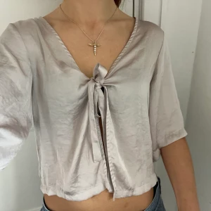 Fest topp!! - Säljer denna topp som är så fin att ha till fest man kan även ha den öppen som kofta med npgot fin glinen under!!