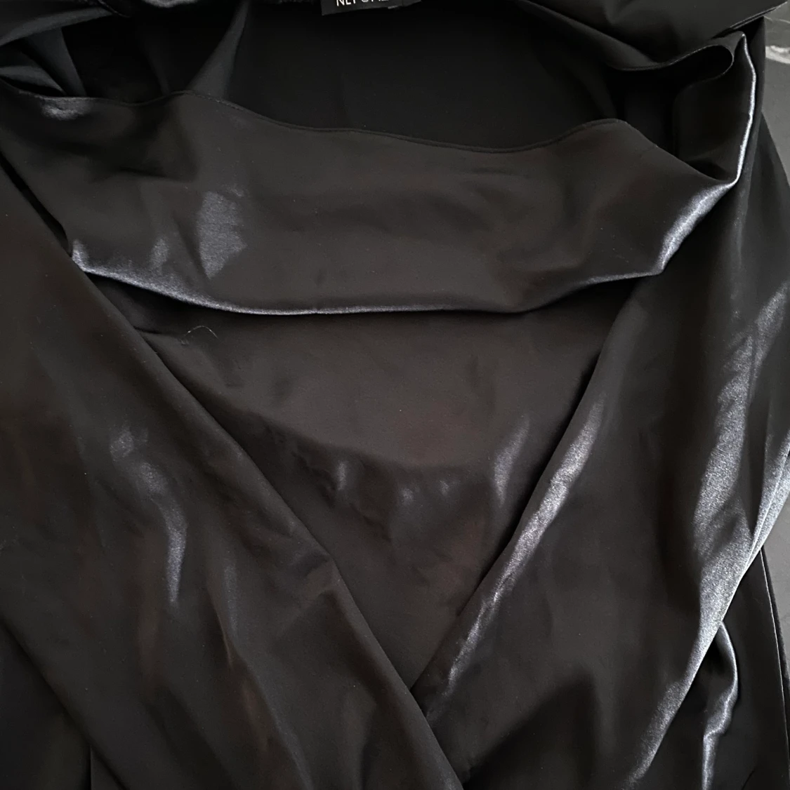 Svart klänning i glatt material från NLY ONE, strl S