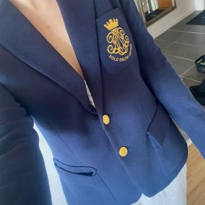 Ralph Lauren polo - Supersnygg marinblå vintage ’Ralph Lauren polo’ kavaj! Köpt på en vintage secondhand för ett år sedan då den kostade 2500 kr, använd ett fåtal gånger på bröllop & middagar. Använd både utav killar & tjejer - osäker på vad det är för typ av modell!