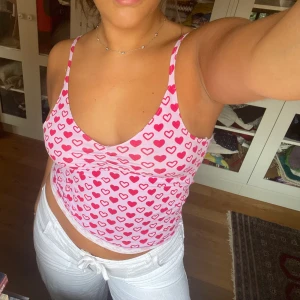 Handgjord tröja  - Så himla sött linne, köpt av en tjej här på plick som syr själv! Super kvalitet och säljer endast eftersom jag ska resa o behöver pengar 🫣🫣passar S-L eftersom det är stretchigt material! Skriv i chatten för att köpa!