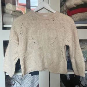 Stickad tröja vintage  - Så söt stickad vintage tröja! Tror den är köpt på Beyond retro, aldrig använd av mig eftersom den är lite liten, passar bäst på en S eller liten M 🥰
