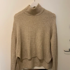 Ginatricot stickad tröja storlek S - Beige stickad tröja med halv polokrage. Passar S/M. 59kr+ frakt