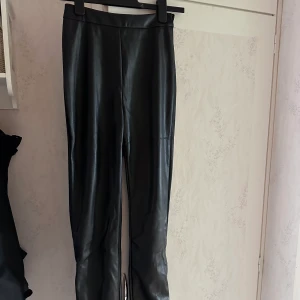 Pu-byxor  - Helt nya oanvända PU-byxor från Hanna Fribergs kollektion med NA-KD.  Justerbar dragkedja längst ner.