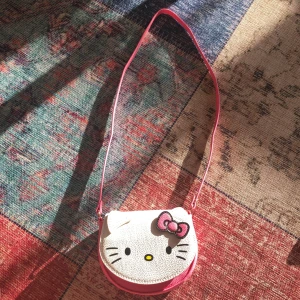 Hello Kitty väska - Super snygg hello kitty väska från H&M aldrig använd 💕