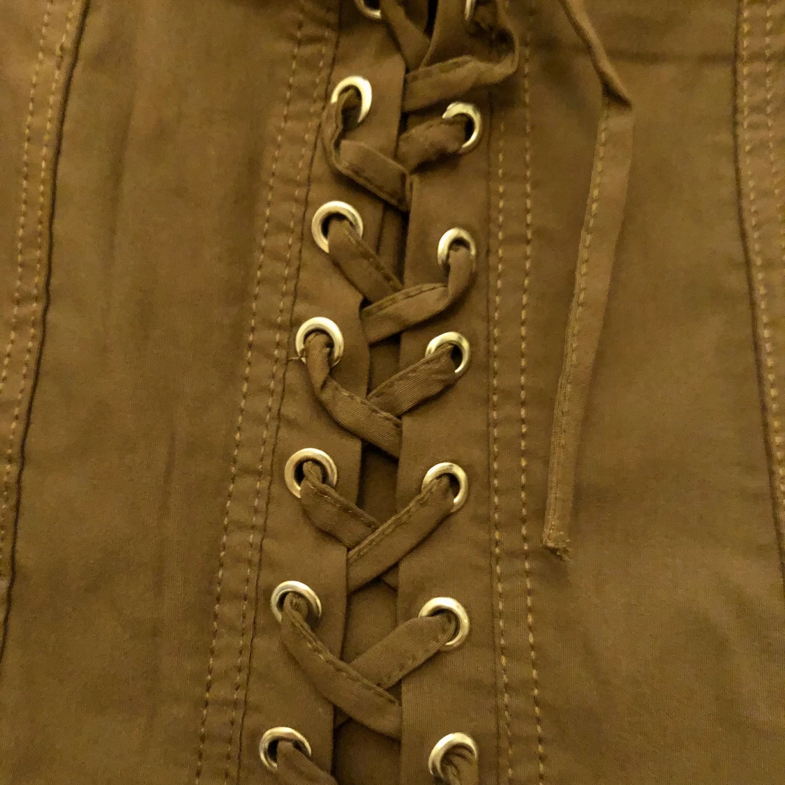 Kort brun kjol med snörning - 90