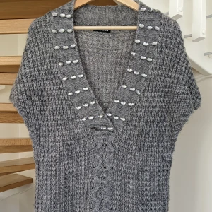 Stickad klänning  - Stickad grå klänning. Storlek L