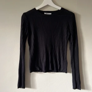 Topp | Gina tricot - Långärmad topp från Gina tricot. Använd några gånger, men i bra skick. 