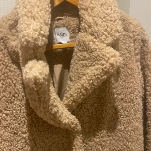 Teddyjacka  - Jättefint skick! Endast använd 2-3 gånger. Passar även S eller en mindre M. Köpt för 899:- Köparen står för frakten 💕💕