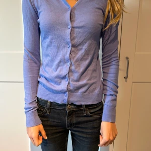 Lila kofta - Superfin lila färg och snygg passform med långa armar. 