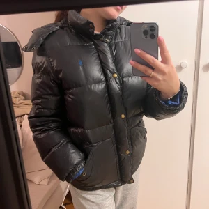 Ralp lauren jacka kvitto finns - Ralph lauren jacka köptes på kidsbrandstore för 2200 kr är i bra skick den är i barnstolek xl men mer som en s/m 