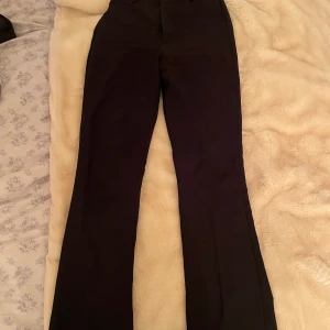 Kostymbyxor Bik Bok - Svarta lagom tighta kostymbyxor storlek 36. Jag har för mycket kostymbyxor som jag ej behöver, så gör mig av med de flesta💕 Älskar dessa men behöver inte 3st av samma byxa!😅