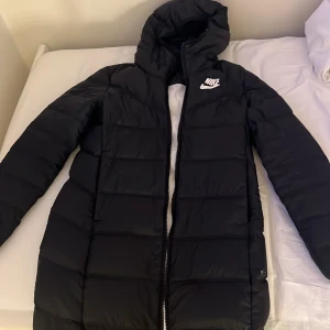 Nike jacka  - Nike lång jacka , 2 sidor , svart/vit , storlek S/M , jätte bra skick. 