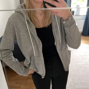 Grå zip-up  - En grå zip-up Hoodie från H&M