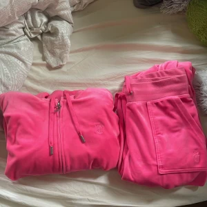 Juicy couture Rosa set - Köpt på pondus i Karlstad. Storlek M