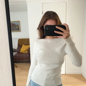 Ribbad lång tröja  - Ribbad långärmad lång vit tröja DEN ÄR BAKOCHFRAM PÅ BILDEN!