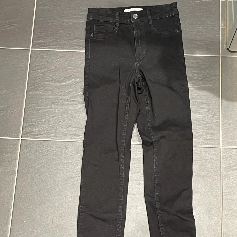 Säljer svarta Molly jeans från Gina tricot, säljer då dom va för små ( bara testade) Storlek S . Jeans & Byxor.