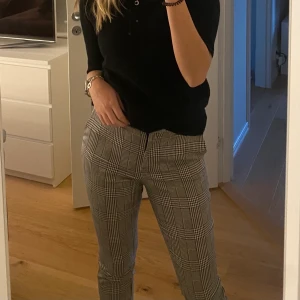 Gråa kostymbyxor  - Gråa kostymbyxor i storlek 38 men små i storleken, använda en gång så nyskick! Köparen står för frakten 🥰