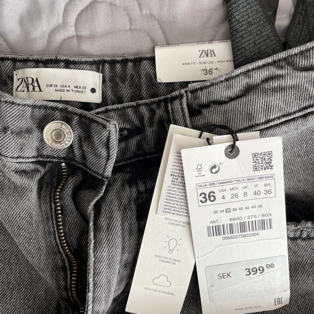 Helt oanvända Zara jeans! Köpta i Stockholm för 399kr. Utropspris: 120kr+69kr frakt = 189kr inklusive frakt! Kontakta mig för intresse, frågor, bilder osv!🤍. Jeans & Byxor.