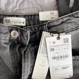 Helt oanvända Zara jeans! Köpta i Stockholm för 399kr. Utropspris: 120kr+69kr frakt = 189kr inklusive frakt! Kontakta mig för intresse, frågor, bilder osv!🤍