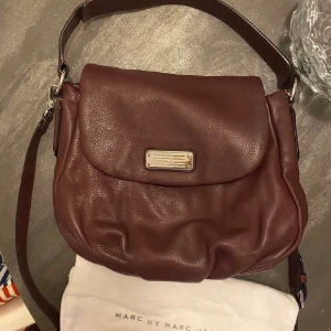 Marc Jacobs väska - Sååå fin vinröd väska från Marc Jacobs, dustbag och båda banden medföljer, dock har jag inget kvitto. Perfekt nu inför hösten💕💕😊🍁🍂