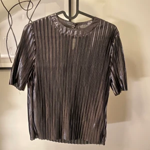 Topp - En cool topp/blus i storlek M från Jacqueline de YONG. Metallic effekt, plisserad. 