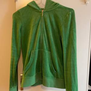 Grön underbar juicy couture hoodie m zip. Använd fåtal gånger! Unik & underbar passform!