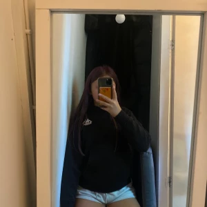 Den är fortfarande väldigt mjuk inuti  - En hoddie men Merket  kappa från tema  sportia typ använd 5 gånger❤️