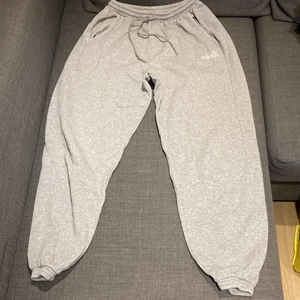 Adidas mjukisbyxor  - Vanliga adidas mjukisbyxor, använda men bra skick. 